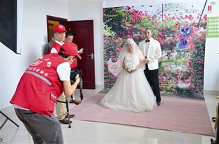 泰州靖江一群志愿者组建摄影服务队 帮18对金婚夫妇补拍婚纱照